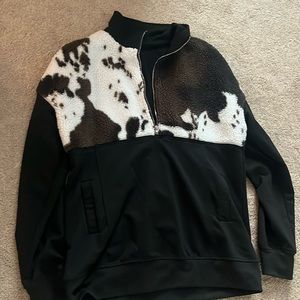 Crewneck, half cowprint (fuzzy).